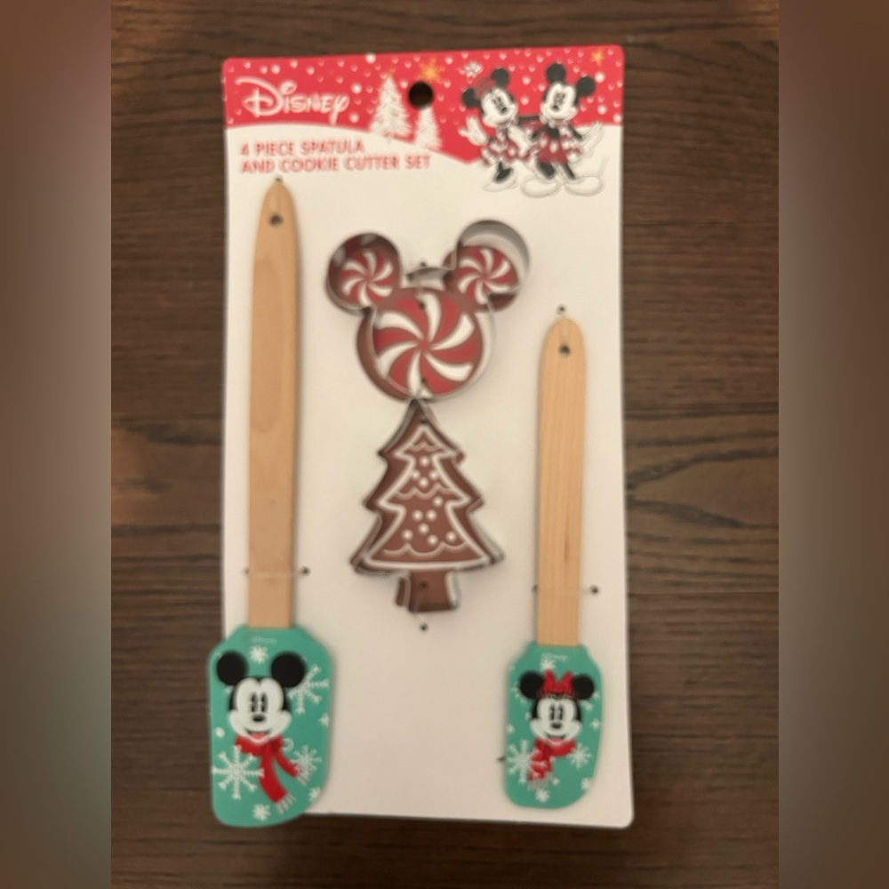 NWT Disney 4 Piece Christmas Baking Set